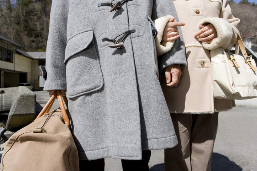 东方人,两个人,夫妻,家,走,横图,室外,白天,正面,爱情,旅游,度假,美景,树林,植物,别墅,城市风光,城市,建筑,亚洲,勾,挽,握,阴影,服装,朦胧,模糊,光线,包,皮包,影子,房屋,屋子,景观,公寓,浪漫,拿,拎,拿着,休闲装,黄种人,娱乐,建设,洋房,楼房,住宅,树,树木,衣服,绿色,阳光,自然,享受,休闲,休闲服,景色,恩爱,放松,勾着,握着,恋人,服饰,生长,成长,单肩包,挽着,老年男性,老年女性,男人,男性,女人,女性,亚洲人,夫妇,情侣,步行,散步,走路,半身,彩图,房子,伴侣,拎着