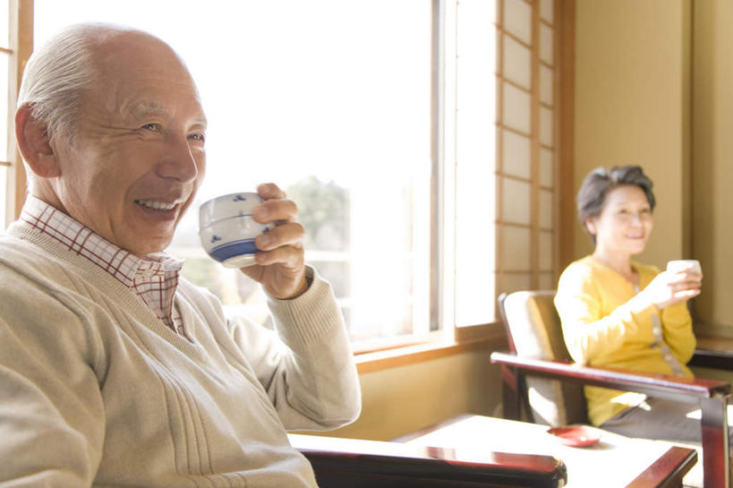 东方人,两个人,夫妻,坐,笑,微笑,露齿笑,横图,室内,白天,正面,爱情,杯子,亚洲,握,阴影,服装,朦胧,模糊,光线,影子,陶瓷,陶瓷制品,浪漫,拿,拿着,注视,休闲装,黄种人,衣服,阳光,水杯,观察,看,休闲,休闲服,恩爱,握着,恋人,服饰,观看,察看,关注,老年男性,老年女性,男人,男性,女人,女性,亚洲人,夫妇,情侣,茶杯,坐着,半身,彩图,伴侣