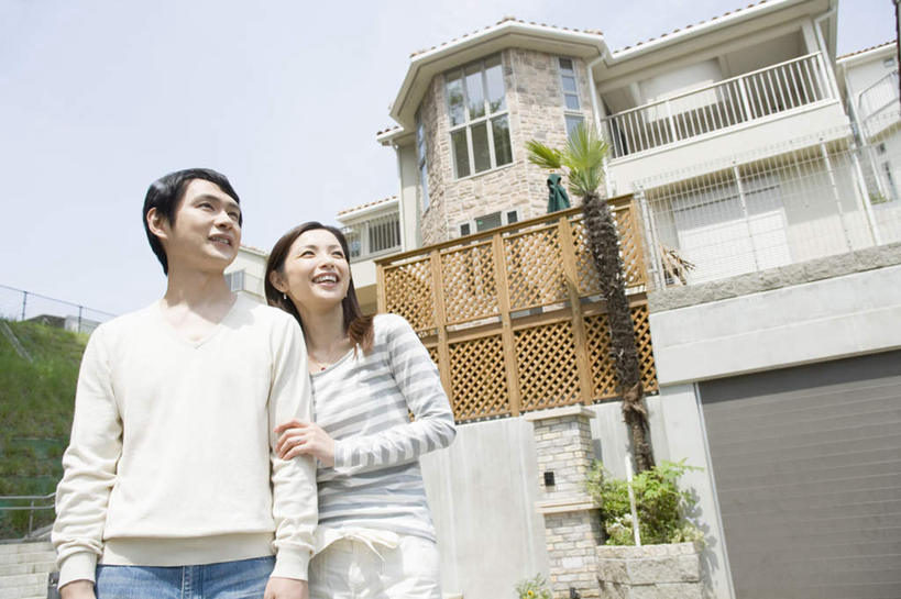 东方人,两个人,家庭,夫妻,家,站,笑,微笑,露齿笑,横图,室外,白天,仰视,爱情,旅游,度假,美景,别墅,城市风光,城市,建筑,亚洲,勾,挽,阴影,服装,朦胧,模糊,光线,影子,房屋,屋子,景观,公寓,浪漫,注视,休闲装,黄种人,娱乐,建设,洋房,楼房,住宅,衣服,蓝色,蓝天,天空,阳光,天,观察,看,站着,享受,休闲,温暖,温馨,一家人,休闲服,景色,恩爱,放松,勾着,恋人,服饰,晴朗,观看,和睦,察看,关注,挽着,万里无云,男人,男性,年轻男性,年轻女性,女人,女性,亚洲人,年轻人,夫妇,情侣,晴空,晴空万里,站立,半身,彩图,低角度拍摄,房子,伴侣,融洽