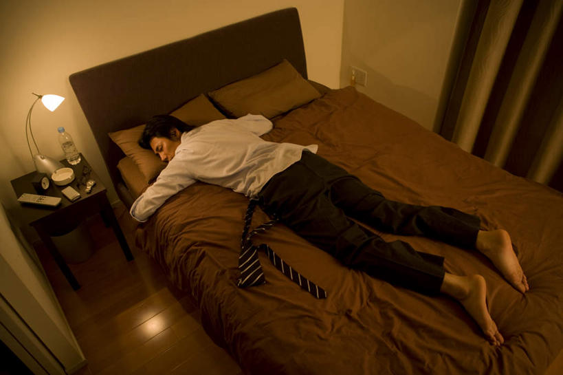 东方人,一个人,商务人士,商务男性,躺,闭眼,横图,俯视,室内,白天,衬衫,窗帘,床,靠垫,台灯,卧室,桌子,照明,亚洲,仅一个男性,仅一个人,套装,朦胧,模糊,装饰,墙,双人床,灯光,床单,靠枕,领带,扭头,黄种人,被子,墙壁,墙面,灯,仅一个年轻男性,一个,白色,帘子,灯具,垫子,枕头,趴着,转头,遮阳,单人床,单个,华丽,修饰,照亮,点缀,被单,象征,庄重,照明设备,商务装,身份,工薪阶层,衬托,美观,雅致,雅观,正式,地位,卧着,男人,男性,年轻男性,亚洲人,白领,上班族,闭眼睛,闭着眼,闭着眼睛,趴,躺着,卧,彩图,高角度拍摄,全身,衬衣,睡房,卧房