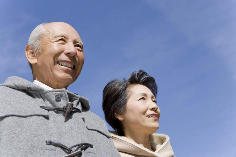 东方人,脸,头,脸颊,两个人,夫妻,站,笑,微笑,露齿笑,横图,室外,特写,白天,仰视,爱情,亚洲,阴影,服装,朦胧,模糊,光线,影子,云,云朵,浪漫,云彩,注视,休闲装,黄种人,肩膀,衣服,蓝色,白云,蓝天,天空,阳光,天,观察,看,站着,休闲,休闲服,恩爱,恋人,服饰,晴朗,观看,察看,关注,老年男性,老年女性,男人,男性,女人,女性,亚洲人,头部,脸部,脸蛋,面部,夫妇,情侣,晴空,站立,半身,彩图,低角度拍摄,伴侣