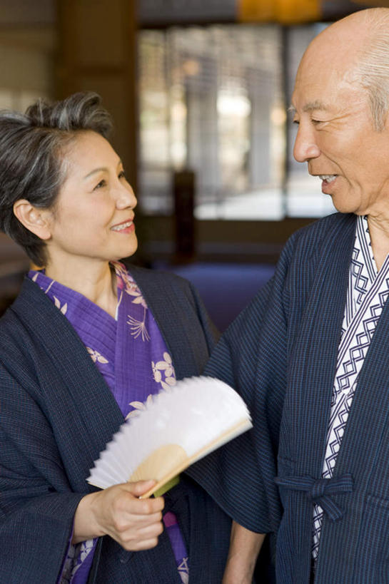 东方人,两个人,夫妻,站,笑,说,微笑,露齿笑,竖图,室内,白天,正面,民族服装,爱情,讨论,亚洲,一把,握,和服,扇子,折扇,纸扇,浪漫,清凉,拿,拿着,黄种人,凉爽,文化,相视,站着,面对面,恩爱,握着,恋人,服饰,对视,相对,吴服,相看,唐草,唐花,唐锦,撒扇,交流,老年男性,老年女性,男人,男性,女人,女性,亚洲人,夫妇,情侣,沟通,讲话,交谈,商讨,说话,谈话,站立,半身,彩图,传统服装,民俗服,伴侣,传统文化