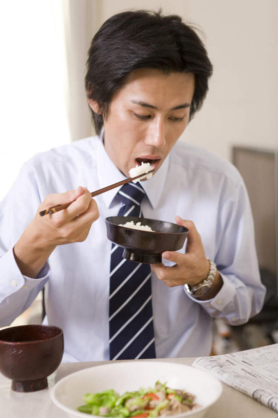 东方人,一个人,商务人士,商务男性,坐,举,吃,竖图,室内,白天,正面,衬衫,餐桌,筷子,桌子,餐具,亚洲,仅一个男性,仅一个人,握,套装,朦胧,模糊,拿,拿着,注视,黄种人,文化,传统,仅一个年轻男性,碗,观察,看,托,握着,餐台,观看,礼节,察看,关注,礼仪,商务装,工薪阶层,男人,男性,年轻男性,亚洲人,白领,上班族,进餐用具,举起,举手,举着,嚼,食,向上举,向上伸,向上托,坐着,半身,彩图,衬衣