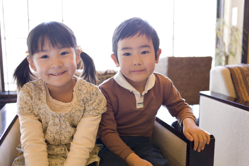 东方人,儿童,两个人,家庭,客厅,坐,笑,微笑,露齿笑,横图,室内,白天,正面,纯洁,窗户,落地窗,沙发,亚洲,一排,服装,整齐,注视,休闲装,黄种人,玻璃窗,排列,小孩,衣服,观察,看,休闲,温暖,温馨,一家人,休闲服,可爱,童年,童趣,服饰,观看,和睦,察看,起居室,队列,关注,布艺沙发,童真,烂漫,无邪,客堂,天真,男孩,男人,男性,女孩,女人,女性,亚洲人,坐着,半身,彩图,融洽,男生,女生