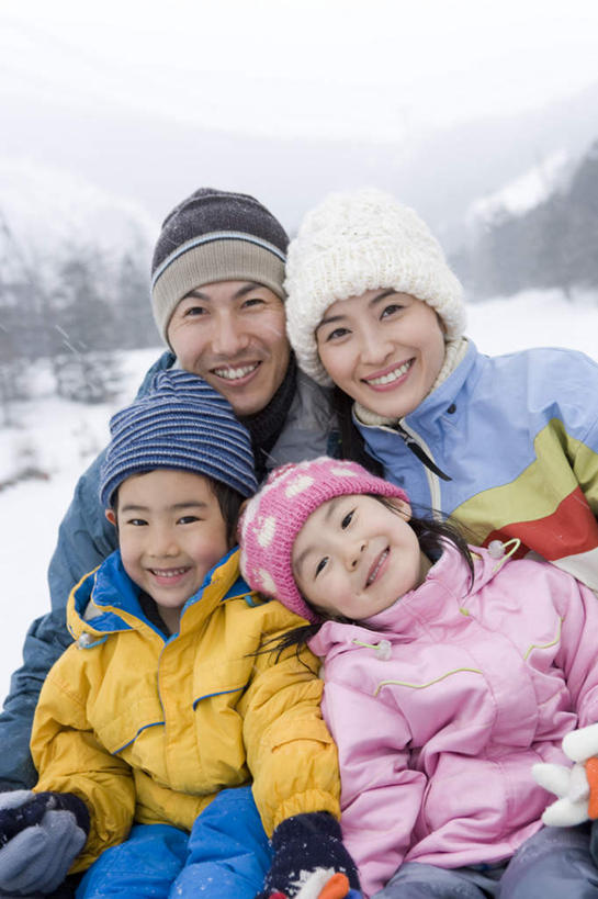 东方人,儿童,四个人,家庭,夫妻,母亲,父亲,女儿,儿子,笑,微笑,露齿笑,竖图,室外,白天,正面,爱情,纯洁,雪,植物,大雪,帽子,亚洲,服装,朦胧,模糊,装饰,积雪,雪景,冬季,冬天,浪漫,黄种人,树,树木,小孩,衣服,蓝色,绿色,蓝天,天空,自然,围巾,天,温暖,温馨,父女,父子,母女,母子,一家人,恩爱,父爱,寒冷,可爱,母爱,童年,童趣,恋人,服饰,生长,晴朗,成长,围脖,羽绒服,保暖,华丽,点缀,和睦,御寒,童真,烂漫,无邪,万里无云,衬托,美观,雅致,雅观,棉帽,严寒,冬装,天真,男孩,男人,男性,年轻男性,年轻女性,女孩,女人,女性,亚洲人,孩子,年轻人,夫妇,情侣,晴空,晴空万里,半身,彩图,伴侣,融洽,男生,女生