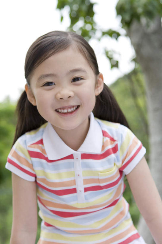东方人,儿童,一个人,站,笑,微笑,露齿笑,竖图,室外,白天,正面,纯洁,植物,亚洲,仅一个女性,仅一个人,服装,朦胧,模糊,注视,休闲装,黄种人,树,树木,小孩,衣服,蓝色,绿色,蓝天,天空,自然,天,观察,看,站着,仅一个小孩,休闲,休闲服,可爱,童年,童趣,服饰,生长,晴朗,成长,观看,察看,关注,童真,烂漫,无邪,万里无云,天真,女孩,女人,女性,亚洲人,孩子,晴空,晴空万里,站立,半身,彩图,女生