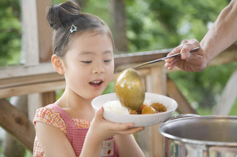 米饭,东方人,儿童,两个人,家庭,父亲,女儿,站,举,笑,微笑,露齿笑,横图,室外,白天,正面,烹饪,纯洁,草地,草坪,植物,餐具,厨具,金属制品,亚洲,服装,金属,碟子,锅子,盘,勺子,饭,注视,休闲装,黄种人,咖喱,草,一个,小孩,衣服,绿色,盘子,调羹,碟,汤匙,观察,看,托,站着,休闲,温暖,温馨,父女,一家人,休闲服,父爱,可爱,童年,童趣,服饰,单个,锅具,观看,五谷,和睦,察看,关注,童真,烂漫,无邪,烹饪用具,咖喱饭,天真,男人,男性,年轻男性,女孩,亚洲人,孩子,年轻人,烹调用具,举起,举手,举着,烹调,向上举,向上伸,向上托,站立,半身,彩图,融洽,女生