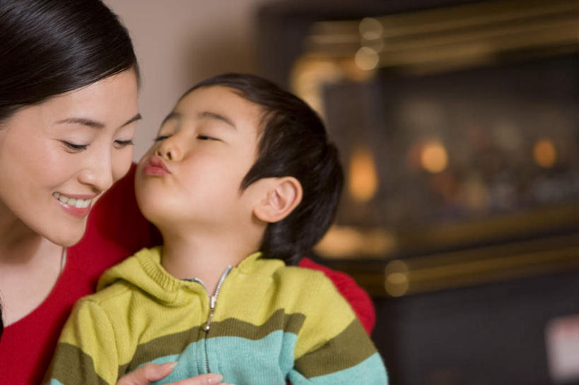 东方人,儿童,两个人,家庭,母亲,儿子,站,抱,笑,吻,微笑,露齿笑,横图,室内,白天,正面,纯洁,亚洲,服装,朦胧,模糊,注视,休闲装,黄种人,小孩,衣服,观察,看,站着,休闲,温暖,温馨,母子,一家人,休闲服,可爱,母爱,童年,童趣,服饰,抱着,观看,和睦,察看,搂着,关注,童真,烂漫,无邪,天真,男孩,年轻女性,女人,女性,亚洲人,孩子,年轻人,怀抱,搂,搂抱,亲,亲吻,相抱,拥抱,站立,半身,彩图,融洽,男生