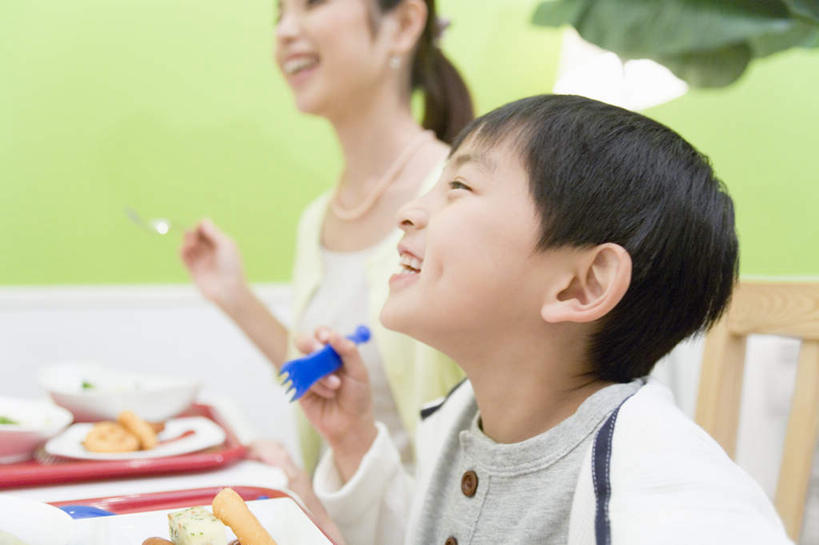 东方人,儿童,两个人,家庭,母亲,儿子,坐,笑,微笑,露齿笑,横图,室内,白天,侧面,烹饪,纯洁,餐具,椅子,托盘,亚洲,握,服装,朦胧,模糊,叉子,碟子,盘,勺子,塑料,木椅,日本料理,料理,食品,拿,拿着,注视,休闲装,黄种人,菜肴,美食,食物,小孩,衣服,盘子,塑料制品,调羹,碟,汤匙,日式料理,观察,看,休闲,日式,温暖,温馨,母子,一家人,休闲服,可爱,母爱,童年,童趣,握着,服饰,佳肴,观看,和睦,察看,关注,童真,烂漫,无邪,天真,男孩,年轻女性,女人,女性,亚洲人,孩子,年轻人,进餐用具,烹调用具,坐着,半身,彩图,融洽,男生