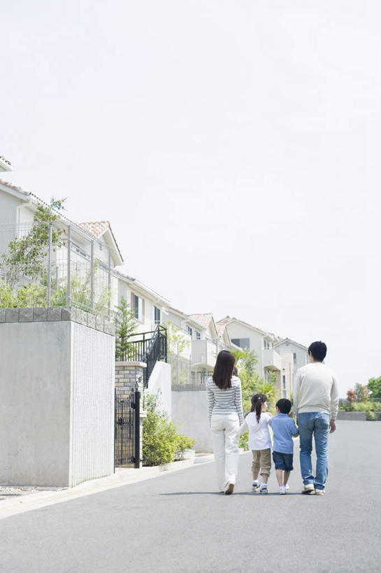 东方人,儿童,家庭,夫妻,母亲,父亲,女儿,儿子,家,走,握手,竖图,室外,白天,爱情,旅游,度假,纯洁,美景,别墅,城市风光,城市,建筑,亚洲,一排,许多,服装,整齐,房屋,屋子,景观,公寓,浪漫,休闲装,黄种人,娱乐,建设,洋房,楼房,住宅,排列,小孩,背面,衣服,蓝色,蓝天,天空,天,享受,休闲,温暖,温馨,父女,父子,母女,母子,一家人,休闲服,景色,恩爱,放松,父爱,可爱,母爱,童年,童趣,恋人,服饰,晴朗,和睦,队列,童真,烂漫,无邪,万里无云,天真,男孩,男人,男性,年轻男性,年轻女性,女孩,女人,女性,亚洲人,孩子,年轻人,夫妇,情侣,晴空,晴空万里,步行,搀手,拉手,散步,手搀手,手拉手,手牵手,手握手,走路,彩图,全身,房子,伴侣,融洽,男生,女生