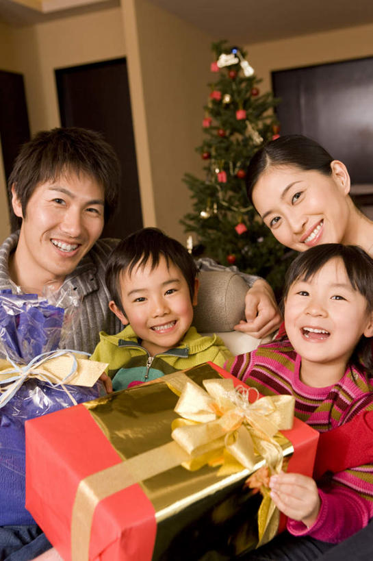 东方人,儿童,四个人,家庭,夫妻,母亲,父亲,女儿,儿子,站,举,笑,微笑,露齿笑,竖图,室内,白天,正面,爱情,纯洁,植物,礼盒,礼物,亚洲,一堆,握,堆叠,堆积,服装,纸盒,浪漫,拿,拿着,注视,休闲装,黄种人,盒子,树,树木,小孩,衣服,绿色,自然,包装盒,礼品盒,观察,看,托,站着,休闲,温暖,温馨,父女,父子,母女,母子,一家人,休闲服,恩爱,父爱,可爱,母爱,童年,童趣,握着,恋人,服饰,礼品,生长,成长,观看,堆,和睦,察看,关注,童真,烂漫,无邪,天真,男孩,男人,男性,年轻男性,年轻女性,女孩,女人,女性,亚洲人,孩子,年轻人,夫妇,情侣,举起,举手,举着,向上举,向上伸,向上托,站立,半身,彩图,伴侣,融洽,男生,女生