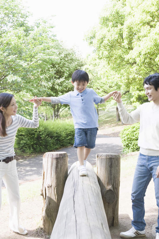 东方人,儿童,三个人,家庭,夫妻,母亲,父亲,儿子,站,伸展双臂,握手,笑,微笑,露齿笑,竖图,室外,白天,正面,爱情,纯洁,植物,亚洲,阴影,服装,朦胧,模糊,光线,影子,浪漫,注视,休闲装,黄种人,树,树木,小孩,衣服,蓝色,绿色,蓝天,天空,阳光,自然,天,观察,看,站着,休闲,温暖,温馨,父子,母子,三口之家,一家人,休闲服,恩爱,父爱,可爱,母爱,童年,童趣,恋人,服饰,生长,晴朗,成长,观看,和睦,察看,关注,童真,烂漫,无邪,万里无云,天真,男孩,男人,男性,年轻男性,年轻女性,女人,女性,亚洲人,孩子,年轻人,夫妇,情侣,晴空,晴空万里,搀手,敞开双臂,拉手,伸开双臂,手搀手,手拉手,手牵手,手握手,展开双肩,站立,张开手臂,张开双臂,半身,彩图,伴侣,融洽,男生