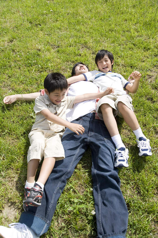 东方人,儿童,三个人,家庭,父亲,儿子,坐,躺,伸展双臂,竖图,俯视,室外,白天,纯洁,草地,草坪,植物,亚洲,阴影,服装,光线,影子,注视,休闲装,黄种人,草,小孩,衣服,绿色,阳光,观察,看,休闲,温暖,温馨,父子,一家人,休闲服,父爱,可爱,童年,童趣,服饰,观看,和睦,察看,关注,童真,烂漫,无邪,卧着,天真,男孩,男人,男性,年轻男性,亚洲人,孩子,年轻人,敞开双臂,伸开双臂,躺着,卧,展开双肩,张开手臂,张开双臂,坐着,半身,彩图,高角度拍摄,融洽,男生