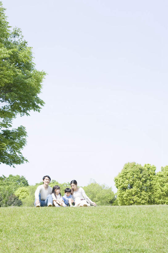 东方人,儿童,四个人,家庭,夫妻,母亲,父亲,女儿,儿子,坐,笑,微笑,露齿笑,竖图,室外,白天,正面,爱情,纯洁,草地,草坪,植物,亚洲,阴影,服装,朦胧,模糊,光线,影子,浪漫,注视,休闲装,黄种人,草,树,树木,小孩,衣服,蓝色,绿色,蓝天,天空,阳光,自然,天,观察,看,休闲,温暖,温馨,父女,父子,母女,母子,一家人,休闲服,恩爱,父爱,可爱,母爱,童年,童趣,恋人,服饰,生长,晴朗,成长,观看,和睦,察看,关注,童真,烂漫,无邪,万里无云,天真,男孩,男人,男性,年轻男性,年轻女性,女孩,女人,女性,亚洲人,孩子,年轻人,夫妇,情侣,晴空,晴空万里,坐着,彩图,全身,伴侣,融洽,男生,女生