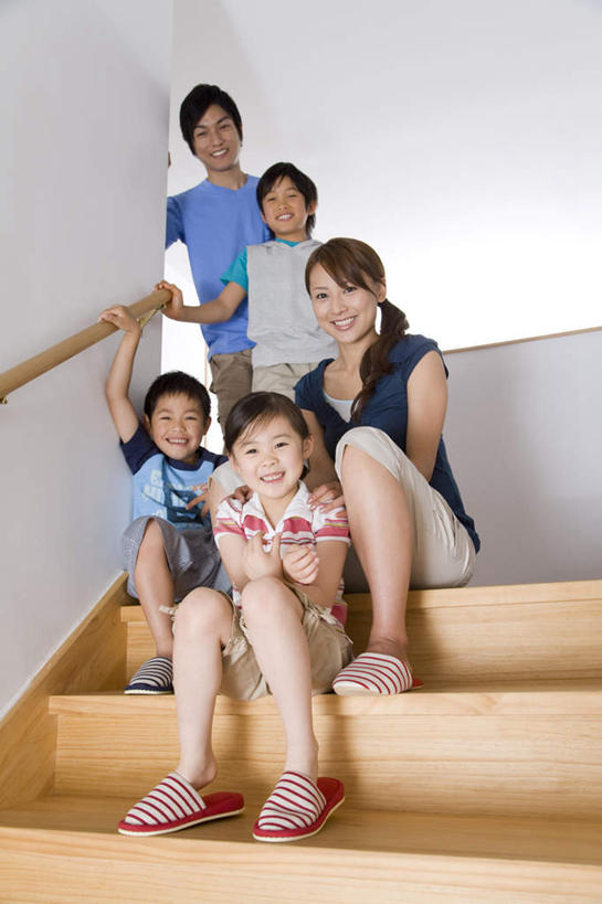 东方人,儿童,家庭,夫妻,母亲,父亲,女儿,儿子,栏杆,站,坐,笑,微笑,露齿笑,竖图,室内,白天,仰视,爱情,纯洁,楼梯,亚洲,五个人,撑,握,服装,扶手,阶梯,许多人,浪漫,拿,拿着,注视,休闲装,黄种人,护栏,台阶,小孩,衣服,观察,看,站着,一群人,休闲,温暖,温馨,父女,父子,母女,母子,一家人,休闲服,恩爱,父爱,可爱,母爱,童年,童趣,握着,恋人,服饰,观看,和睦,察看,撑着,关注,童真,烂漫,无邪,天真,男孩,男人,男性,年轻男性,年轻女性,女孩,女人,女性,亚洲人,孩子,年轻人,夫妇,情侣,站立,坐着,彩图,低角度拍摄,全身,伴侣,融洽,男生,女生