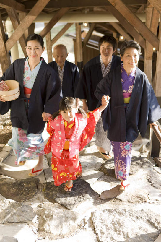 东方人,儿童,老年人,夫妻,母亲,父亲,女儿,祖母,祖父,三代同堂,站,走,笑,微笑,竖图,室外,白天,正面,民族服装,爱情,纯洁,亚洲,五个人,阴影,和服,光线,木制,木盆,盆,影子,走道,走廊,过道,许多人,浪漫,注视,黄种人,祖孙三代,一个,小孩,阳光,木制品,容器,观察,看,站着,一群人,温暖,温馨,父女,母女,恩爱,父爱,可爱,母爱,童年,童趣,恋人,服饰,奶奶,爷爷,单个,观看,祖孙,储藏,和睦,察看,储存,关注,童真,烂漫,无邪,外婆,外孙女,外祖母,外公,外祖父,吴服,唐草,唐花,唐锦,天真,老年男性,老年女性,男人,男性,年轻男性,年轻女性,女孩,女人,女性,亚洲人,孩子,年轻人,夫妇,情侣,全家福,孙女,步行,散步,站立,走路,彩图,全身,传统服装,民俗服,伴侣,融洽,贮存,女生,爸爸,多代同堂,妈妈