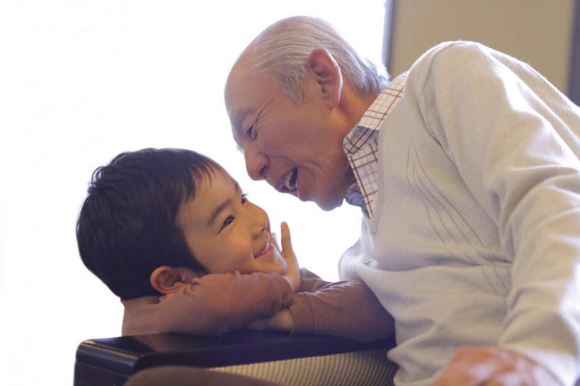 东方人,儿童,老年人,两个人,家庭,祖父,坐,笑,说,微笑,露齿笑,横图,室内,白天,正面,讨论,纯洁,沙发,亚洲,服装,注视,休闲装,黄种人,小孩,衣服,观察,看,趴着,休闲,温暖,温馨,一家人,休闲服,可爱,童年,童趣,服饰,爷爷,观看,祖孙,和睦,察看,关注,布艺沙发,童真,烂漫,无邪,外公,外祖父,外孙,外孙子,交流,天真,老年男性,男孩,男人,男性,亚洲人,孩子,孙子,沟通,讲话,交谈,趴,商讨,说话,谈话,坐着,半身,彩图,融洽,男生