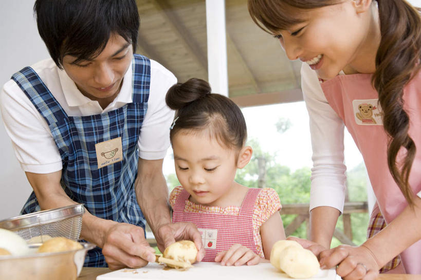 东方人,儿童,三个人,家庭,夫妻,母亲,父亲,女儿,站,笑,微笑,露齿笑,横图,室外,白天,正面,爱情,纯洁,树林,植物,蔬菜,土豆,亚洲,许多,握,服装,朦胧,模糊,新鲜,料理,食品,案板,浪漫,拿,拿着,注视,休闲装,黄种人,砧板,树,树木,食物,小孩,衣服,蓝色,绿色,蓝天,天空,自然,天,低头,观察,看,站着,休闲,温暖,温馨,父女,母女,三口之家,一家人,休闲服,恩爱,父爱,可爱,母爱,童年,童趣,握着,恋人,服饰,有机食品,绿色食品,生长,晴朗,成长,观看,和睦,察看,关注,童真,烂漫,无邪,万里无云,馍馍蛋,天真,男人,男性,年轻男性,年轻女性,女孩,女人,女性,亚洲人,孩子,年轻人,夫妇,情侣,晴空,晴空万里,洋芋,山药蛋,马铃薯,站立,半身,彩图,伴侣,融洽,女生