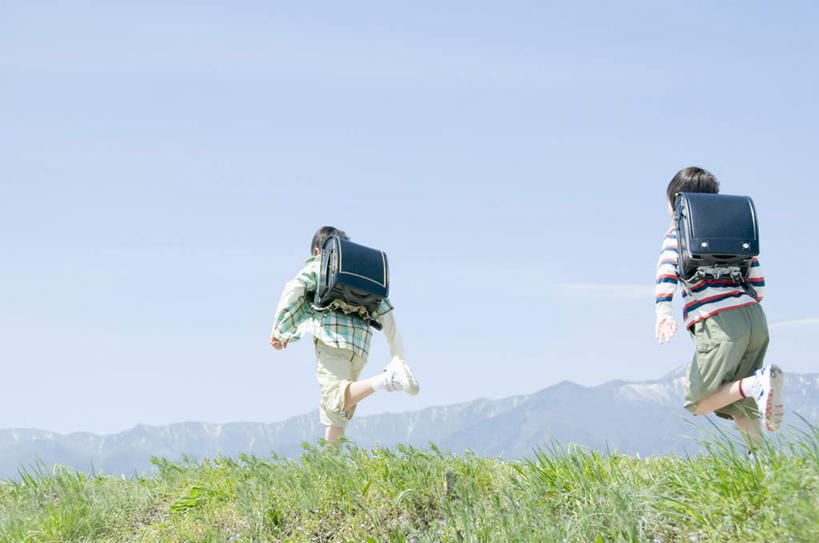 东方人,儿童,家庭,夫妻,母亲,父亲,儿子,跑,横图,室外,白天,爱情,锻炼,游戏,纯洁,运动,山,山脉,亚洲,阴影,服装,光线,包,书包,影子,山峰,山峦,浪漫,玩,休闲装,黄种人,娱乐,小孩,背面,衣服,蓝色,蓝天,天空,阳光,背包,群山,天,休闲,温暖,温馨,父子,母子,一家人,休闲服,恩爱,父爱,可爱,母爱,童年,童趣,恋人,服饰,晴朗,活动,和睦,发泄,消遣,智力,童真,烂漫,无邪,万里无云,宣泄,体育,天真,男孩,男人,男性,年轻男性,年轻女性,女人,女性,亚洲人,孩子,年轻人,夫妇,情侣,晴空,晴空万里,跑步,玩耍,嬉戏,彩图,全身,健身,伴侣,融洽,双肩包,男生