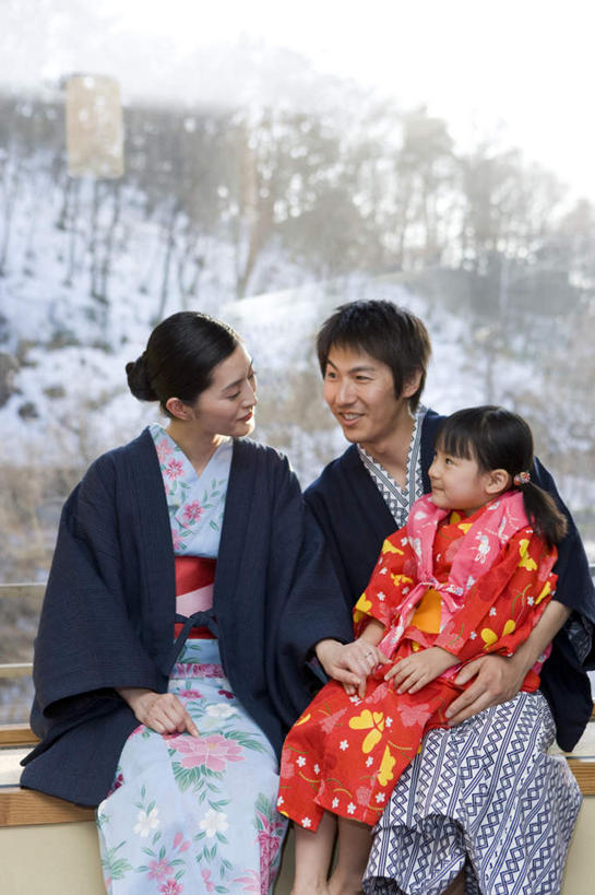 东方人,儿童,三个人,家庭,夫妻,母亲,父亲,女儿,坐,抱,笑,说,微笑,露齿笑,竖图,室外,白天,正面,民族服装,爱情,讨论,纯洁,树林,植物,亚洲,阴影,和服,光线,影子,浪漫,扭头,注视,黄种人,相视,树,树木,小孩,蓝色,绿色,蓝天,天空,阳光,自然,天,观察,看,转头,温暖,温馨,父女,母女,三口之家,一家人,面对面,恩爱,父爱,可爱,母爱,童年,童趣,恋人,服饰,生长,晴朗,成长,抱着,观看,对视,和睦,察看,搂着,关注,相对,童真,烂漫,无邪,吴服,万里无云,相看,唐草,唐花,唐锦,交流,天真,男人,男性,年轻男性,年轻女性,女孩,女人,女性,亚洲人,孩子,年轻人,夫妇,情侣,晴空,晴空万里,沟通,怀抱,讲话,交谈,搂,搂抱,商讨,说话,谈话,相抱,拥抱,坐着,半身,彩图,传统服装,民俗服,伴侣,融洽,女生