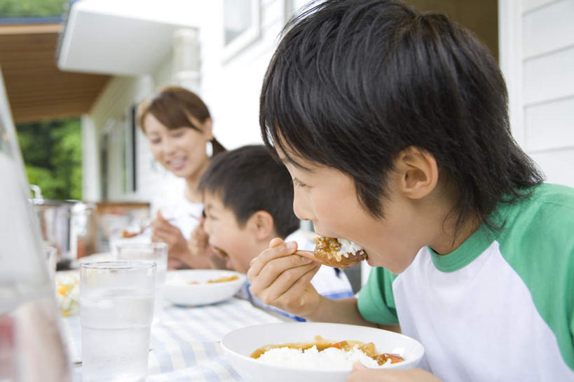 米饭,东方人,儿童,三个人,家庭,父亲,女儿,儿子,坐,举,吃,横图,室内,白天,侧面,纯洁,水,植物,餐桌,桌子,杯子,亚洲,握,服装,朦胧,模糊,布料,液体,水滴,饭,拿,布纹,拿着,注视,休闲装,黄种人,咖喱,玻璃制品,桌布,树,树木,小孩,衣服,绿色,自然,餐巾,水杯,台布,观察,看,托,休闲,温暖,温馨,父女,父子,一家人,休闲服,父爱,可爱,童年,童趣,握着,服饰,生长,成长,餐台,观看,五谷,和睦,察看,关注,童真,烂漫,无邪,天真,男孩,男人,男性,年轻男性,女孩,女人,女性,亚洲人,孩子,年轻人,玻璃杯,举起,举手,举着,嚼,食,向上举,向上伸,向上托,坐着,半身,彩图,融洽,男生,女生