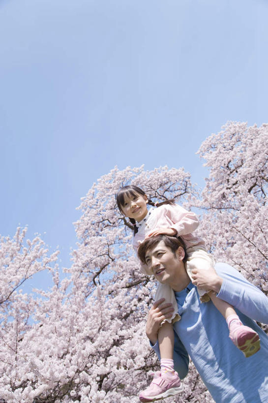 东方人,儿童,两个人,家庭,父亲,女儿,站,竖图,室外,白天,仰视,纯洁,植物,樱花,亚洲,阴影,服装,朦胧,模糊,盛开,光线,影子,花蕾,注视,休闲装,黄种人,花,花瓣,花朵,鲜花,树,树木,小孩,骑,衣服,蓝色,绿色,白色,蓝天,天空,阳光,自然,天,花苞,花蕊,观察,看,扛,站着,休闲,温暖,温馨,父女,一家人,休闲服,父爱,可爱,童年,童趣,服饰,生长,晴朗,成长,观看,和睦,察看,关注,童真,烂漫,无邪,万里无云,仙樱花,福岛樱,青肤樱,扛在肩上,骑在肩上,天真,男人,男性,年轻男性,女孩,亚洲人,孩子,年轻人,晴空,晴空万里,荆桃,站立,半身,彩图,低角度拍摄,融洽,女生