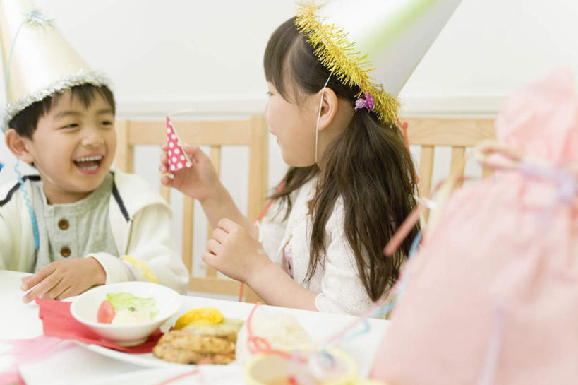 点心,面包,东方人,儿童,两个人,伙伴,朋友,坐,举,笑,说,微笑,露齿笑,横图,室内,白天,正面,讨论,友谊,纯洁,餐桌,桌子,餐具,帽子,亚洲,握,纸质,服装,朦胧,模糊,碟子,盘,食品,面点,拿,拿着,休闲装,黄种人,生日帽,相视,食物,糕点,小孩,衣服,盘子,碟,托,休闲,面对面,休闲服,可爱,童年,童趣,握着,服饰,餐台,对视,小丑帽,相对,童真,烂漫,无邪,三角帽,狂欢帽,派对帽,聚会帽,纸帽,相看,交流,天真,友情,男孩,男人,男性,女孩,女人,女性,亚洲人,沟通,讲话,交谈,举起,举手,举着,商讨,说话,谈话,向上举,向上伸,向上托,坐着,半身,彩图,男生,女生