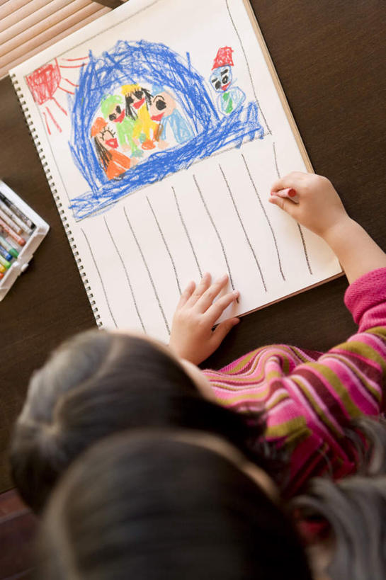 东方人,儿童,两个人,家庭,母亲,女儿,坐,竖图,俯视,室内,白天,纯洁,桌子,亚洲,握,服装,朦胧,模糊,笔,蜡笔,办公用品,记事本,拿,拿着,注视,休闲装,黄种人,书桌,画,文具,小孩,衣服,本子,笔记本,课桌,学习用品,低头,观察,看,休闲,温暖,温馨,母女,一家人,休闲服,可爱,母爱,童年,童趣,握着,服饰,观看,文具用品,和睦,察看,关注,童真,烂漫,无邪,天真,年轻女性,女孩,女人,女性,亚洲人,孩子,年轻人,画画,坐着,半身,彩图,高角度拍摄,融洽,女生