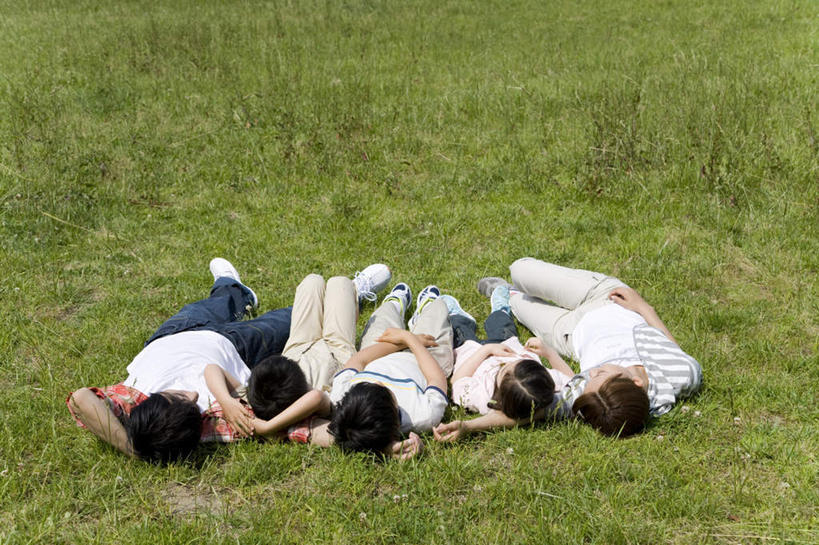 东方人,儿童,家庭,夫妻,母亲,父亲,女儿,儿子,躺,说,横图,俯视,室外,白天,爱情,讨论,纯洁,草地,草坪,植物,亚洲,五个人,服装,许多人,浪漫,注视,休闲装,黄种人,草,小孩,衣服,绿色,观察,看,一群人,休闲,温暖,温馨,父女,父子,母女,母子,一家人,休闲服,恩爱,父爱,可爱,母爱,童年,童趣,恋人,服饰,观看,和睦,察看,关注,童真,烂漫,无邪,卧着,交流,天真,男孩,男人,男性,年轻男性,年轻女性,女孩,女人,女性,亚洲人,孩子,年轻人,夫妇,情侣,沟通,讲话,交谈,商讨,说话,谈话,躺着,卧,彩图,高角度拍摄,全身,伴侣,融洽,男生,女生