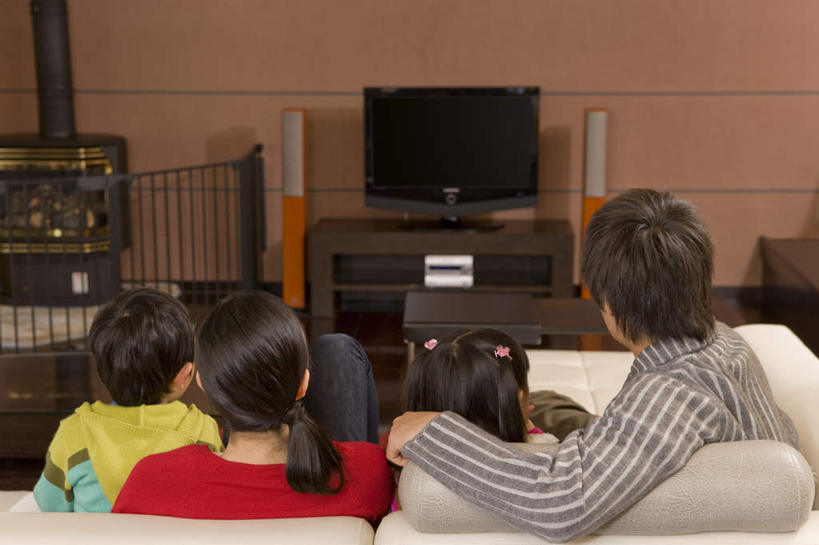 东方人,儿童,四个人,家庭,夫妻,母亲,父亲,女儿,儿子,客厅,坐,抱,横图,室内,白天,爱情,纯洁,沙发,电视,亚洲,一排,服装,环保,整齐,音箱,音响,浪漫,休闲装,黄种人,排列,小孩,背面,衣服,绿色,液晶电视,休闲,温暖,温馨,父女,父子,母女,母子,一家人,休闲服,恩爱,父爱,可爱,母爱,清晰,童年,童趣,恋人,服饰,轻薄,抱着,回收,和睦,资源,起居室,搂着,队列,彩电,布艺沙发,利用,童真,便携,低碳,烂漫,无邪,循环,彩色电视机,天真,男孩,男人,男性,年轻男性,年轻女性,女孩,女人,女性,亚洲人,孩子,年轻人,夫妇,情侣,电视机,搂,搂抱,坐着,半身,彩图,伴侣,融洽,高清,男生,女生