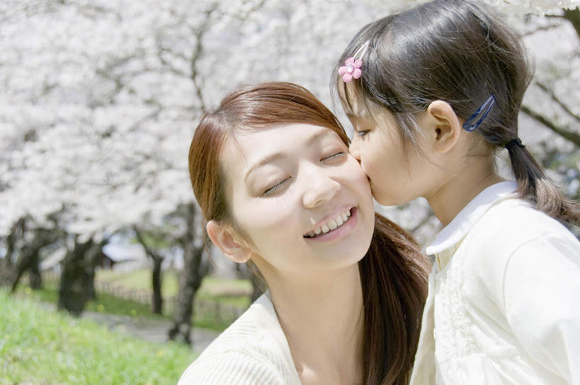 东方人,儿童,两个人,家庭,母亲,女儿,站,蹲,闭眼,笑,吻,微笑,露齿笑,横图,室外,白天,正面,纯洁,草地,草坪,植物,樱花,亚洲,一排,服装,朦胧,模糊,整齐,盛开,花蕾,休闲装,黄种人,草,花,花瓣,花朵,鲜花,树,树木,排列,小孩,衣服,绿色,白色,自然,花苞,花蕊,站着,休闲,温暖,温馨,母女,一家人,休闲服,可爱,母爱,童年,童趣,服饰,生长,成长,和睦,队列,童真,烂漫,无邪,仙樱花,福岛樱,青肤樱,天真,年轻女性,女孩,女人,女性,亚洲人,孩子,年轻人,荆桃,闭眼睛,闭着眼,闭着眼睛,蹲着,亲,亲吻,站立,半身,彩图,融洽,女生