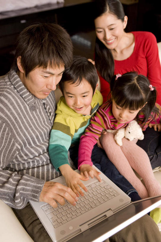 东方人,儿童,四个人,家庭,夫妻,母亲,父亲,女儿,儿子,客厅,坐,竖图,俯视,室内,白天,爱情,游戏,纯洁,电脑,笔记本电脑,熊,玩具,亚洲,敲打,服装,网络,玩偶,泰迪熊,浪漫,玩,注视,休闲装,黄种人,娱乐,输入,通讯设备,一个,小孩,衣服,玩具熊,打字,观察,看,休闲,温暖,温馨,父女,父子,母女,母子,一家人,休闲服,恩爱,父爱,可爱,母爱,童年,童趣,益智,恋人,服饰,毛绒玩具,单个,观看,点击,敲击,安慰,和睦,察看,无线,起居室,发泄,关注,消遣,通信设备,无线网络,无线上网,便携式电脑,童真,烂漫,无邪,宣泄,罗斯福熊,客堂,天真,按键,手提电脑,男孩,男人,男性,年轻男性,年轻女性,女孩,女人,女性,亚洲人,孩子,年轻人,夫妇,情侣,玩耍,嬉戏,坐着,半身,彩图,高角度拍摄,伴侣,融洽,男生,女生