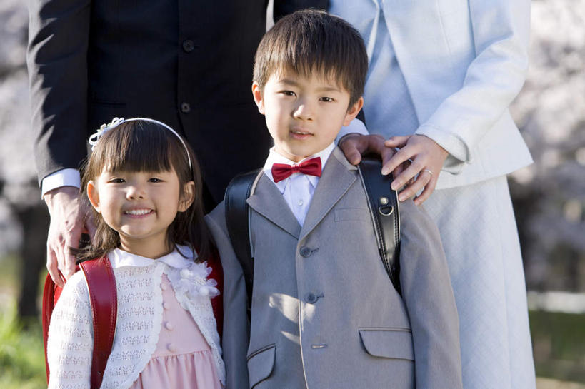 东方人,儿童,四个人,家庭,夫妻,母亲,父亲,女儿,儿子,站,笑,微笑,露齿笑,横图,室外,白天,正面,爱情,纯洁,植物,樱花,亚洲,服装,朦胧,模糊,盛开,浪漫,花蕾,注视,休闲装,黄种人,花,花瓣,花朵,鲜花,树,树木,小孩,衣服,绿色,白色,自然,花苞,花蕊,观察,看,站着,休闲,温暖,温馨,父女,父子,母女,母子,一家人,休闲服,恩爱,父爱,可爱,母爱,童年,童趣,搭,恋人,服饰,生长,成长,观看,和睦,察看,搭着,关注,童真,烂漫,无邪,仙樱花,福岛樱,青肤樱,天真,男孩,男人,男性,年轻男性,年轻女性,女孩,女人,女性,亚洲人,孩子,年轻人,夫妇,情侣,荆桃,站立,半身,彩图,伴侣,融洽,男生,女生