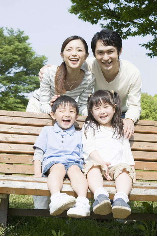 东方人,儿童,四个人,家庭,夫妻,母亲,父亲,女儿,儿子,站,坐,抱,笑,微笑,露齿笑,竖图,室外,白天,正面,爱情,纯洁,草地,草坪,植物,椅子,亚洲,弯腰,阴影,服装,光线,影子,木椅,浪漫,注视,休闲装,黄种人,草,树,树木,小孩,衣服,蓝色,绿色,蓝天,天空,阳光,自然,天,观察,看,站着,休闲,温暖,温馨,父女,父子,母女,母子,一家人,休闲服,恩爱,父爱,可爱,母爱,童年,童趣,恋人,服饰,生长,晴朗,成长,抱着,观看,和睦,察看,搂着,关注,童真,烂漫,无邪,万里无云,弯身,天真,男孩,男人,男性,年轻男性,年轻女性,女孩,女人,女性,亚洲人,孩子,年轻人,夫妇,情侣,晴空,晴空万里,搂,搂抱,站立,坐着,彩图,全身,伴侣,融洽,男生,女生