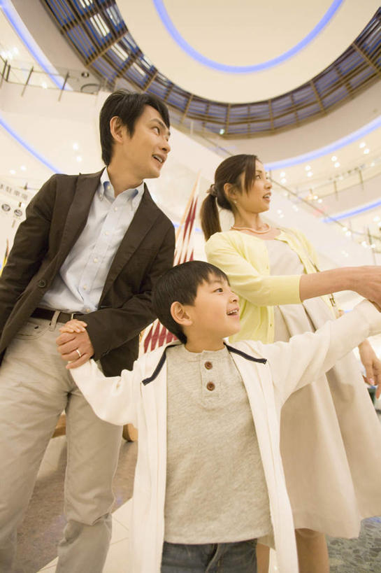 东方人,儿童,三个人,家庭,夫妻,母亲,父亲,儿子,商店,站,握手,笑,微笑,露齿笑,竖图,室内,白天,仰视,爱情,购物,纯洁,消费,超市,亚洲,服装,朦胧,模糊,浪漫,扭头,注视,休闲装,黄种人,小孩,衣服,观察,看,站着,转头,休闲,温暖,温馨,父子,母子,三口之家,一家人,休闲服,恩爱,父爱,可爱,母爱,童年,童趣,金融,恋人,百货,服饰,观看,和睦,察看,关注,选购,贸易,童真,百货公司,烂漫,无邪,血拼,天真,男孩,男人,男性,年轻男性,年轻女性,女人,女性,亚洲人,孩子,年轻人,夫妇,情侣,搀手,拉手,手搀手,手拉手,手牵手,手握手,站立,半身,彩图,低角度拍摄,购物商场,购物中心,商业中心,伴侣,融洽,男生