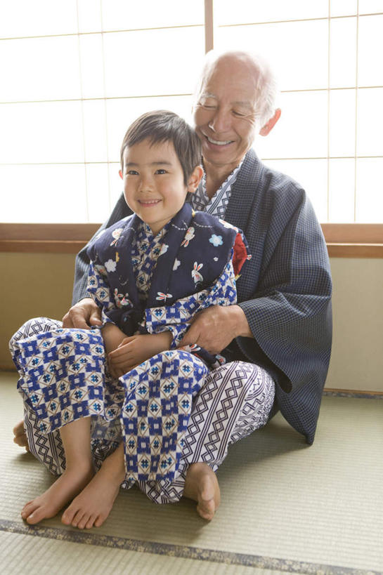 东方人,儿童,老年人,两个人,家庭,祖父,坐,抱,笑,微笑,露齿笑,竖图,室内,白天,正面,民族服装,纯洁,亚洲,和服,朦胧,模糊,注视,黄种人,小孩,观察,看,温暖,温馨,一家人,可爱,童年,童趣,服饰,爷爷,抱着,观看,祖孙,和睦,察看,搂着,关注,童真,烂漫,无邪,外公,外祖父,外孙,吴服,唐草,唐花,唐锦,外孙子,天真,老年男性,男孩,男人,男性,亚洲人,孩子,孙子,怀抱,搂,搂抱,相抱,拥抱,坐着,彩图,全身,传统服装,民俗服,融洽,男生