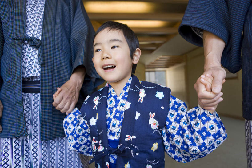 东方人,儿童,老年人,三个人,家庭,夫妻,祖母,祖父,站,握手,笑,微笑,露齿笑,横图,室内,白天,正面,民族服装,爱情,纯洁,亚洲,和服,朦胧,模糊,走道,走廊,过道,浪漫,注视,黄种人,小孩,观察,看,站着,温暖,温馨,一家人,恩爱,可爱,童年,童趣,恋人,服饰,奶奶,爷爷,观看,祖孙,和睦,察看,关注,童真,烂漫,无邪,外婆,外祖母,外公,外祖父,外孙,吴服,唐草,唐花,唐锦,外孙子,天真,老年男性,老年女性,男孩,男人,男性,女人,女性,亚洲人,孩子,夫妇,情侣,孙子,搀手,拉手,手搀手,手拉手,手牵手,手握手,站立,半身,彩图,传统服装,民俗服,伴侣,融洽,男生