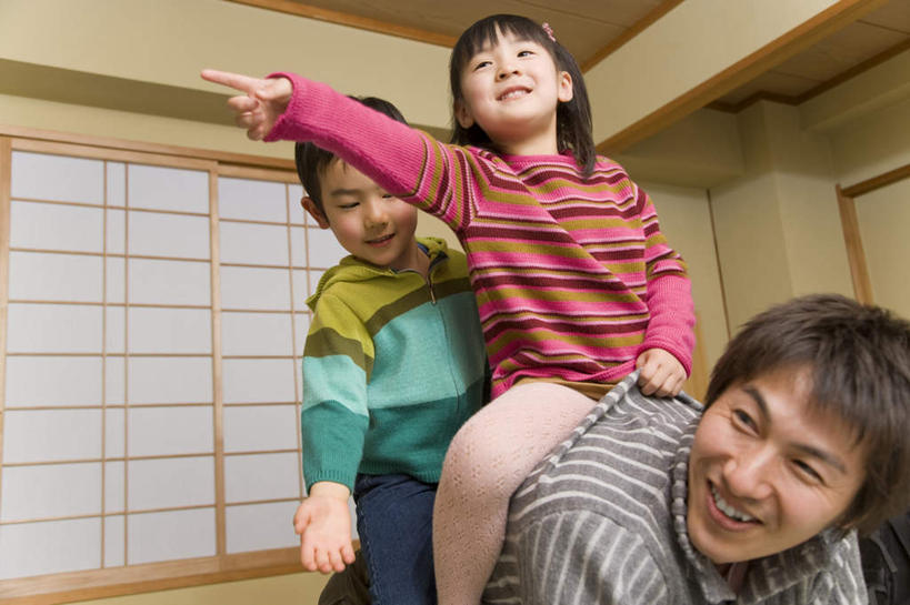 东方人,儿童,三个人,家庭,父亲,女儿,儿子,笑,微笑,露齿笑,横图,室内,白天,仰视,纯洁,窗户,亚洲,握,指,服装,拿,拿着,休闲装,黄种人,方向,玻璃窗,小孩,衣服,趴着,手势,休闲,温暖,温馨,父女,父子,一家人,休闲服,父爱,可爱,童年,童趣,握着,服饰,和睦,指向,食指,童真,烂漫,无邪,天真,男孩,男人,男性,年轻男性,女孩,女人,女性,亚洲人,孩子,年轻人,趴,半身,彩图,低角度拍摄,融洽,男生,女生