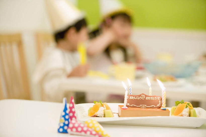 点心,东方人,儿童,两个人,坐,横图,室内,白天,侧面,纯洁,餐具,蜡烛,帽子,水果,亚洲,纸质,服装,朦胧,模糊,新鲜,装饰,碟子,火焰,盘,烛光,生食,食品,果实,燃烧,注视,休闲装,黄种人,文化,生日帽,食物,糕点,一个,小孩,衣服,盘子,碟,生日蛋糕,点燃,观察,看,祈祷,休闲,休闲服,可爱,童年,童趣,许愿,服饰,有机食品,绿色食品,单个,观看,纪念,华丽,修饰,祈求,点缀,察看,小丑帽,关注,童真,烂漫,无邪,三角帽,狂欢帽,派对帽,聚会帽,纸帽,衬托,美观,雅致,雅观,平安,天真,男孩,男人,男性,女孩,女人,女性,亚洲人,坐着,半身,彩图,蛋糕,男生,女生