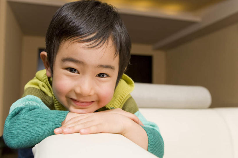 东方人,儿童,脸,头,脸颊,一个人,躺,笑,微笑,横图,室内,特写,白天,正面,纯洁,沙发,亚洲,仅一个男性,仅一个人,撑,服装,朦胧,模糊,托腮,注视,休闲装,黄种人,肩膀,小孩,衣服,观察,看,趴着,托,仅一个小孩,休闲,休闲服,可爱,童年,童趣,服饰,观看,察看,撑着,关注,托下巴,布艺沙发,童真,烂漫,无邪,卧着,天真,男孩,男人,男性,亚洲人,孩子,头部,脸部,脸蛋,面部,趴,躺着,卧,半身,彩图,男生