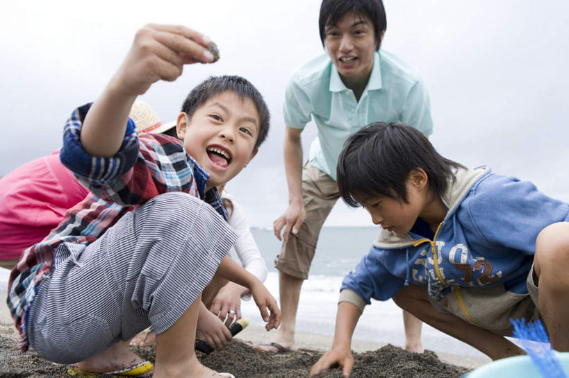 东方人,儿童,四个人,家庭,父亲,女儿,儿子,站,蹲,举,笑,微笑,露齿笑,横图,室内,白天,正面,纯洁,海浪,海洋,石头,沙滩,亚洲,握,服装,朦胧,模糊,沙子,石子,海岸,浪花,水平线,海平线,沙地,拿,拿着,注视,休闲装,黄种人,小孩,衣服,蓝色,蓝天,天空,海水,天,观察,看,托,站着,休闲,温暖,温馨,父女,父子,一家人,休闲服,父爱,可爱,童年,童趣,握着,服饰,晴朗,观看,和睦,察看,关注,海景,童真,烂漫,无邪,万里无云,天真,男孩,男人,男性,年轻男性,女孩,女人,女性,亚洲人,孩子,年轻人,大海,风浪,海,海水的波动,海滩,近岸浪,石块,涌浪,晴空,晴空万里,蹲着,举起,举手,举着,向上举,向上伸,向上托,站立,半身,彩图,融洽,男生,女生