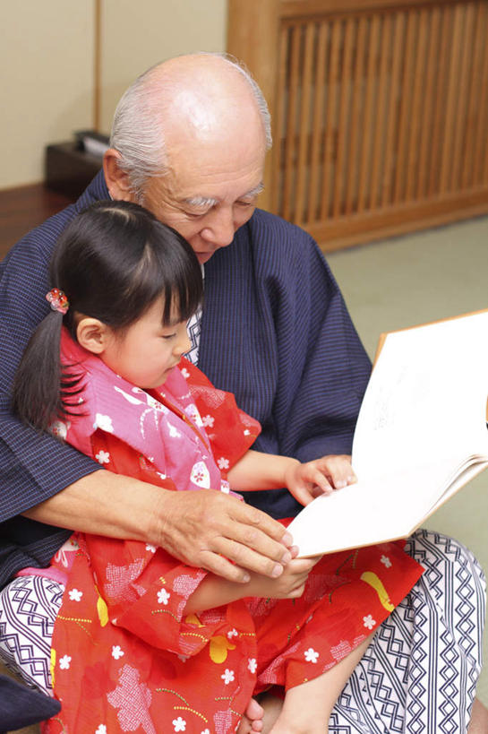 东方人,儿童,老年人,两个人,家庭,祖父,坐,笑,微笑,露齿笑,竖图,俯视,室内,白天,民族服装,看书,阅读,纯洁,书籍,亚洲,握,学习,和服,拿,拿着,注视,黄种人,小孩,书本,观察,看,温暖,温馨,一家人,可爱,童年,童趣,读书,浏览,握着,服饰,爷爷,观看,祖孙,和睦,察看,关注,童真,烂漫,无邪,外孙女,外公,外祖父,吴服,唐草,唐花,唐锦,天真,老年男性,男人,男性,女孩,亚洲人,孩子,孙女,书,图书,坐着,半身,彩图,高角度拍摄,传统服装,民俗服,融洽,女生