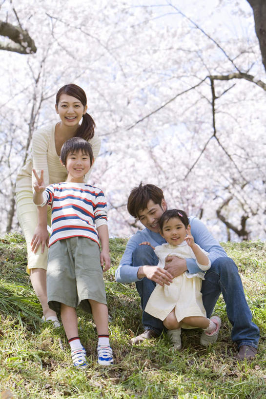 东方人,儿童,四个人,家庭,夫妻,母亲,父亲,女儿,儿子,站,举,笑,微笑,露齿笑,竖图,室外,白天,正面,爱情,快乐,兴奋,纯洁,骄傲,成功,胜利,草地,草坪,植物,亚洲,阴影,服装,朦胧,模糊,光线,影子,浪漫,注视,休闲装,黄种人,草,小孩,衣服,蓝色,绿色,蓝天,天空,阳光,天,观察,看,手势,托,站着,休闲,温暖,温馨,父女,父子,母女,母子,一家人,休闲服,恩爱,父爱,可爱,母爱,童年,童趣,自信,恋人,服饰,晴朗,观看,和睦,察看,关注,童真,烂漫,无邪,万里无云,天真,男孩,男人,男性,年轻男性,年轻女性,女孩,女人,女性,亚洲人,孩子,年轻人,夫妇,情侣,晴空,晴空万里,举起,举手,举着,向上举,向上伸,向上托,站立,彩图,全身,欢乐,开心,伴侣,融洽,男生,女生