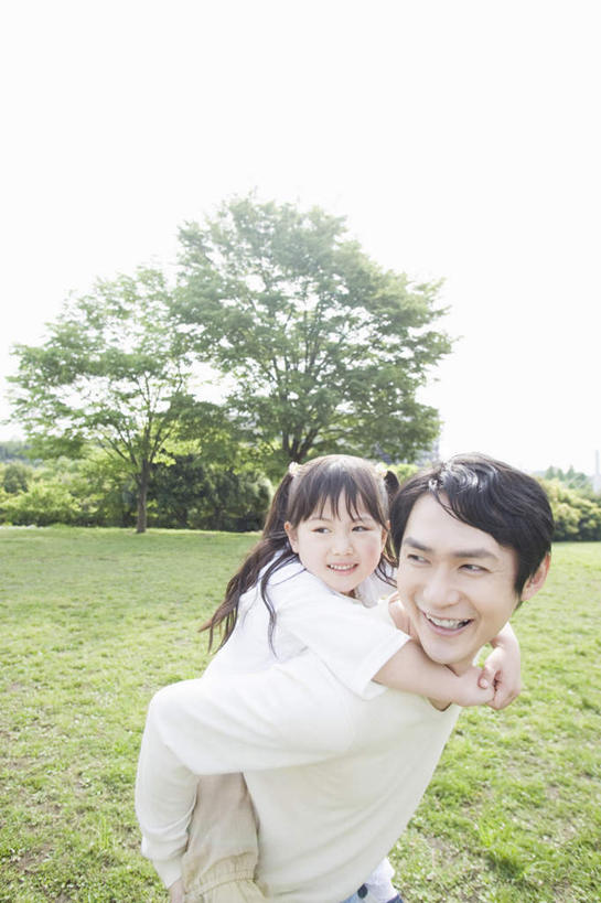 东方人,儿童,背,两个人,家庭,父亲,女儿,站,竖图,室外,白天,正面,纯洁,草地,草坪,植物,亚洲,一棵,服装,注视,休闲装,黄种人,草,树,树木,小孩,衣服,蓝色,绿色,蓝天,天空,自然,天,背着,观察,看,站着,休闲,温暖,温馨,父女,一家人,休闲服,父爱,可爱,童年,童趣,服饰,生长,晴朗,成长,观看,和睦,察看,关注,童真,烂漫,无邪,万里无云,天真,男人,男性,年轻男性,女孩,亚洲人,孩子,年轻人,晴空,晴空万里,站立,半身,彩图,融洽,女生