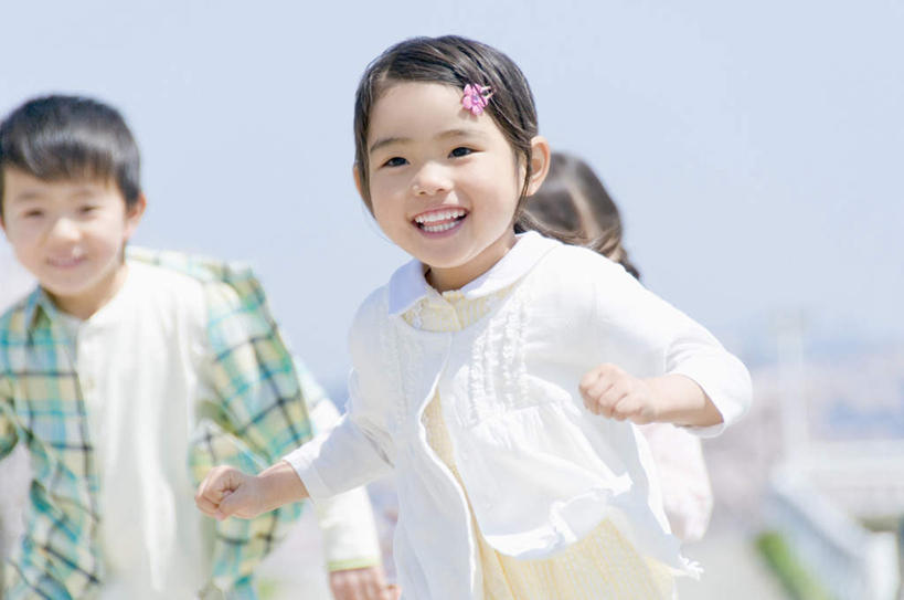 东方人,儿童,三个人,伙伴,朋友,跑,笑,微笑,露齿笑,横图,室外,白天,正面,锻炼,友谊,纯洁,运动,亚洲,阴影,服装,朦胧,模糊,光线,影子,注视,休闲装,黄种人,小孩,衣服,蓝色,蓝天,天空,阳光,天,观察,看,休闲,休闲服,可爱,童年,童趣,服饰,晴朗,观看,察看,关注,童真,烂漫,无邪,万里无云,体育,天真,友情,男孩,男人,男性,女孩,女人,女性,亚洲人,晴空,晴空万里,跑步,半身,彩图,健身,男生,女生