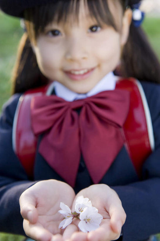 东方人,儿童,一个人,站,捧,笑,微笑,露齿笑,竖图,室外,白天,正面,制服,纯洁,樱花,亚洲,仅一个女性,仅一个人,服装,朦胧,模糊,装饰,盛开,花蕾,注视,休闲装,黄种人,花,花瓣,花朵,鲜花,一个,小孩,衣服,粉色,蝴蝶结,花苞,花蕊,观察,看,站着,仅一个小孩,休闲,校服,休闲服,可爱,童年,童趣,服饰,单个,观看,华丽,修饰,点缀,察看,关注,童真,烂漫,无邪,学生服,衬托,美观,雅致,雅观,仙樱花,福岛樱,青肤樱,天真,女孩,女人,女性,亚洲人,孩子,荆桃,端,端着,捧着,手捧,站立,半身,彩图,女生