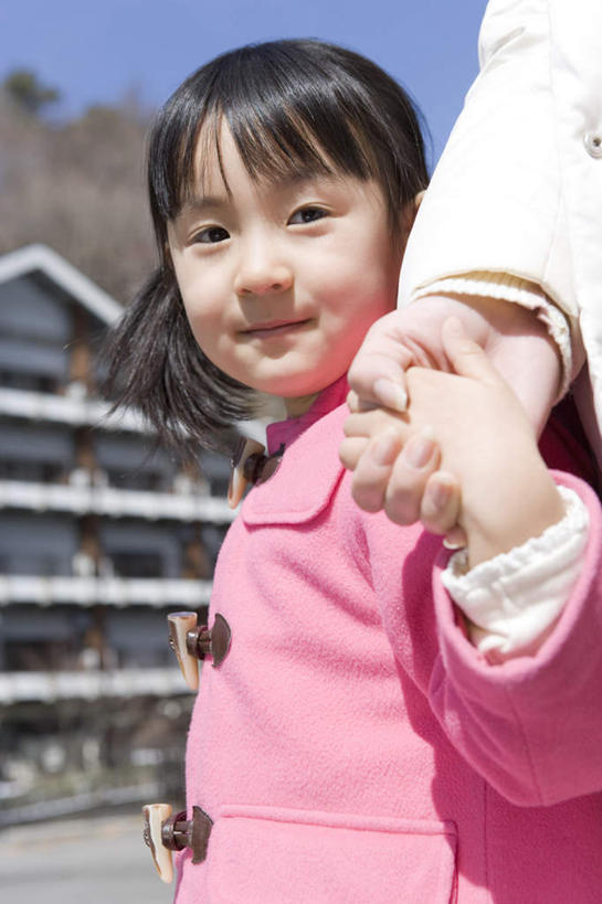 东方人,儿童,两个人,家庭,母亲,女儿,家,站,握手,笑,微笑,露齿笑,竖图,室外,白天,侧面,旅游,度假,纯洁,美景,树林,植物,别墅,城市风光,城市,建筑,亚洲,阴影,服装,朦胧,模糊,光线,影子,房屋,屋子,景观,公寓,注视,休闲装,黄种人,娱乐,建设,洋房,楼房,住宅,树,树木,小孩,衣服,蓝色,绿色,蓝天,天空,阳光,自然,天,观察,看,站着,享受,休闲,温暖,温馨,母女,一家人,休闲服,景色,放松,可爱,母爱,童年,童趣,服饰,生长,晴朗,成长,观看,和睦,察看,关注,童真,烂漫,无邪,万里无云,天真,年轻女性,女孩,女人,女性,亚洲人,孩子,年轻人,晴空,晴空万里,搀手,拉手,手搀手,手拉手,手牵手,手握手,站立,半身,彩图,房子,融洽,女生