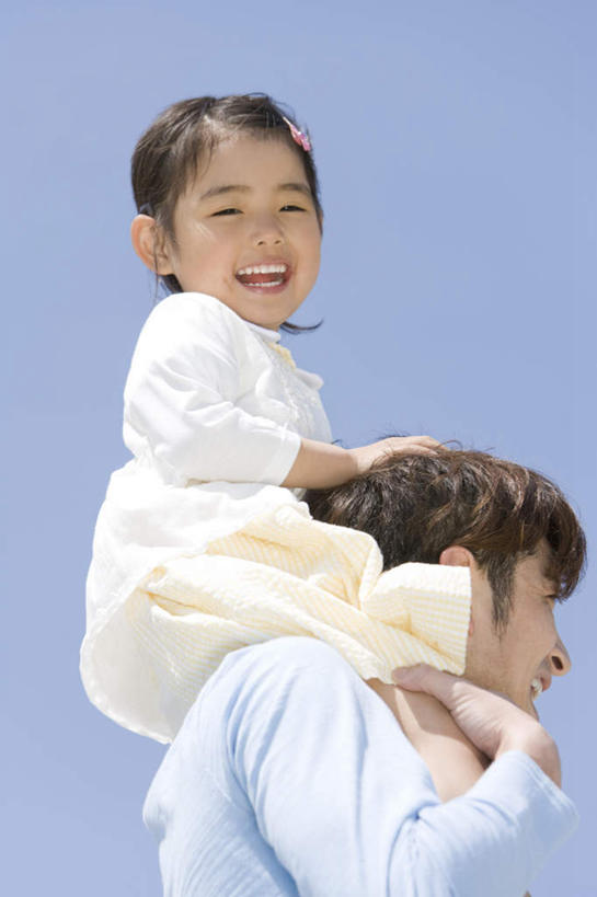 东方人,儿童,家庭,父亲,女儿,站,笑,微笑,露齿笑,竖图,室外,白天,仰视,纯洁,亚洲,阴影,服装,光线,影子,注视,休闲装,黄种人,小孩,骑,衣服,蓝色,蓝天,天空,阳光,天,观察,看,扛,站着,休闲,温暖,温馨,父女,一家人,休闲服,父爱,可爱,童年,童趣,服饰,晴朗,观看,和睦,察看,关注,童真,烂漫,无邪,万里无云,扛在肩上,骑在肩上,天真,男人,男性,年轻男性,女孩,亚洲人,孩子,年轻人,晴空,晴空万里,站立,半身,彩图,低角度拍摄,融洽,女生
