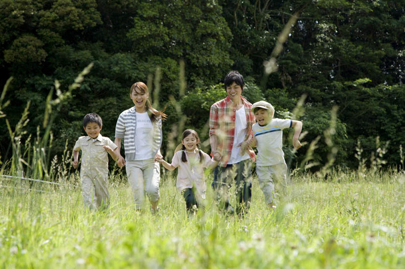 东方人,儿童,家庭,夫妻,母亲,父亲,女儿,儿子,走,跑,握手,横图,室外,白天,正面,爱情,锻炼,纯洁,运动,草地,草坪,树林,植物,亚洲,五个人,服装,朦胧,模糊,许多人,浪漫,注视,休闲装,黄种人,草,树,树木,小孩,衣服,绿色,自然,观察,看,一群人,休闲,温暖,温馨,父女,父子,母女,母子,一家人,休闲服,恩爱,父爱,可爱,母爱,童年,童趣,恋人,服饰,生长,成长,观看,和睦,察看,关注,童真,烂漫,无邪,体育,天真,男孩,男人,男性,年轻男性,年轻女性,女孩,女人,女性,亚洲人,孩子,年轻人,夫妇,情侣,步行,搀手,拉手,跑步,散步,手搀手,手拉手,手牵手,手握手,走路,彩图,全身,健身,伴侣,融洽,男生,女生