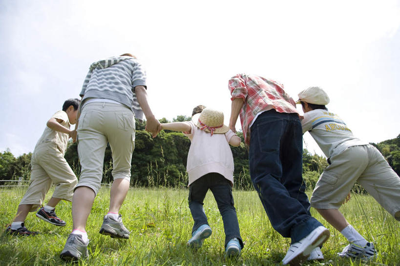 东方人,儿童,家庭,夫妻,母亲,父亲,女儿,儿子,握手,横图,室外,白天,仰视,爱情,纯洁,草地,草坪,树林,植物,帽子,亚洲,五个人,一排,奔驰,服装,整齐,许多人,浪漫,休闲装,黄种人,草,树,树木,排列,小孩,衣服,蓝色,绿色,蓝天,天空,自然,遮阳帽,天,奔跑,一群人,休闲,温暖,温馨,父女,父子,母女,母子,一家人,休闲服,恩爱,父爱,可爱,母爱,童年,童趣,恋人,服饰,生长,晴朗,成长,和睦,队列,童真,烂漫,无邪,万里无云,天真,男孩,男人,男性,年轻男性,年轻女性,女孩,女人,女性,亚洲人,孩子,年轻人,夫妇,情侣,晴空,晴空万里,搀手,拉手,手拉手,手握手,彩图,低角度拍摄,全身,伴侣,融洽,男生,女生